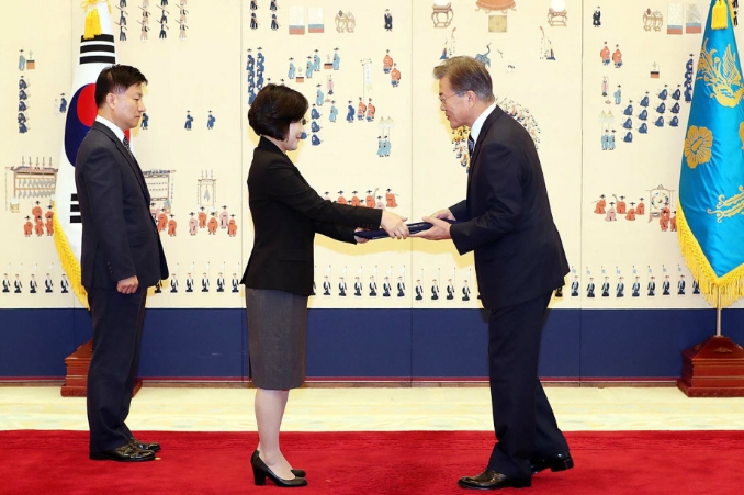 25일 박정화 대법관이 문재인 대통령으로부터 임명장을 수여받고 있다.