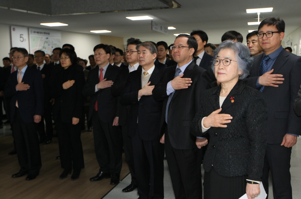 3일 오전 정부세종청사에서 열린 2018년 시무식에서 국민의례를 하고 있는 박은정 국민권익위원장과 권익위 구성원들(권익위 제공)