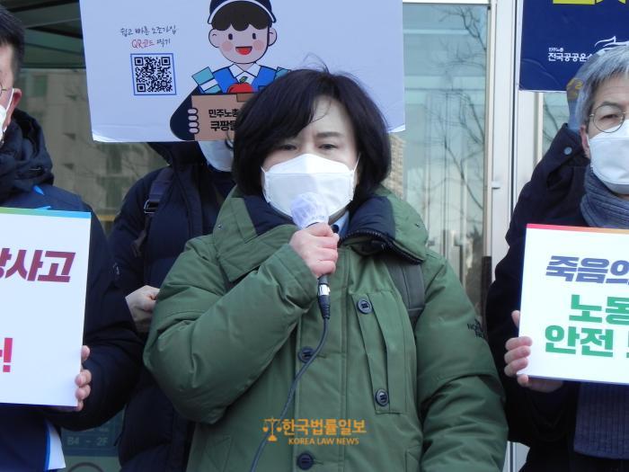 택배노동자과로사대책위원회 등 노동계는 지난 2월 23일 서울 잠실 쿠팡 본사 앞에서 쿠팡물류센터 반복된 노동자 사망사고 규탄 기자회견을 개최했다 이날 기자회견 발언자로 나선 유족이 쿠팡을 규탄하고 있다