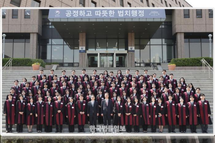 25 5 7수 1400 법학전문대학원 출신 제14회 변호사시험 합격자 90명을 검사로 신규 임용하며 임관식